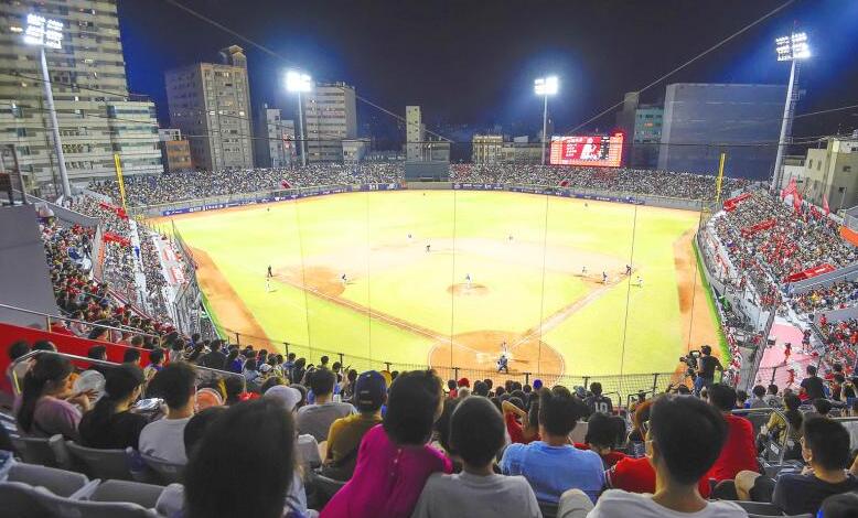 Hsinchu baseball stadium rebuilds high mast LED into bright spot Hsinchu baseball stadium rebuilds high mast LED into bright spot