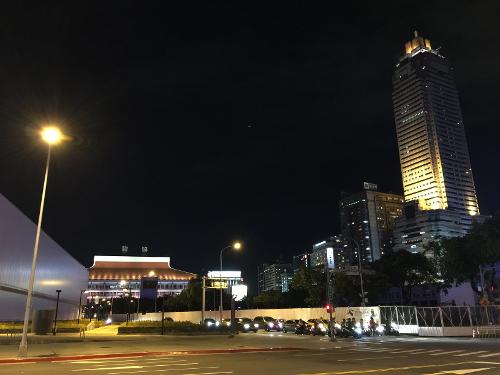 More than 3 street lamps in Taipei City are facing out More than 3 street lamps in Taipei City are facing out